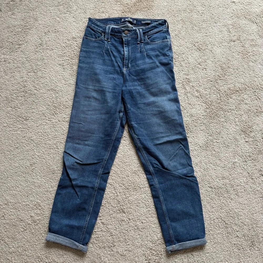 Hollister Ultra High-Rise Mom Jean